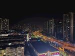 城市夜景中的繁华街道