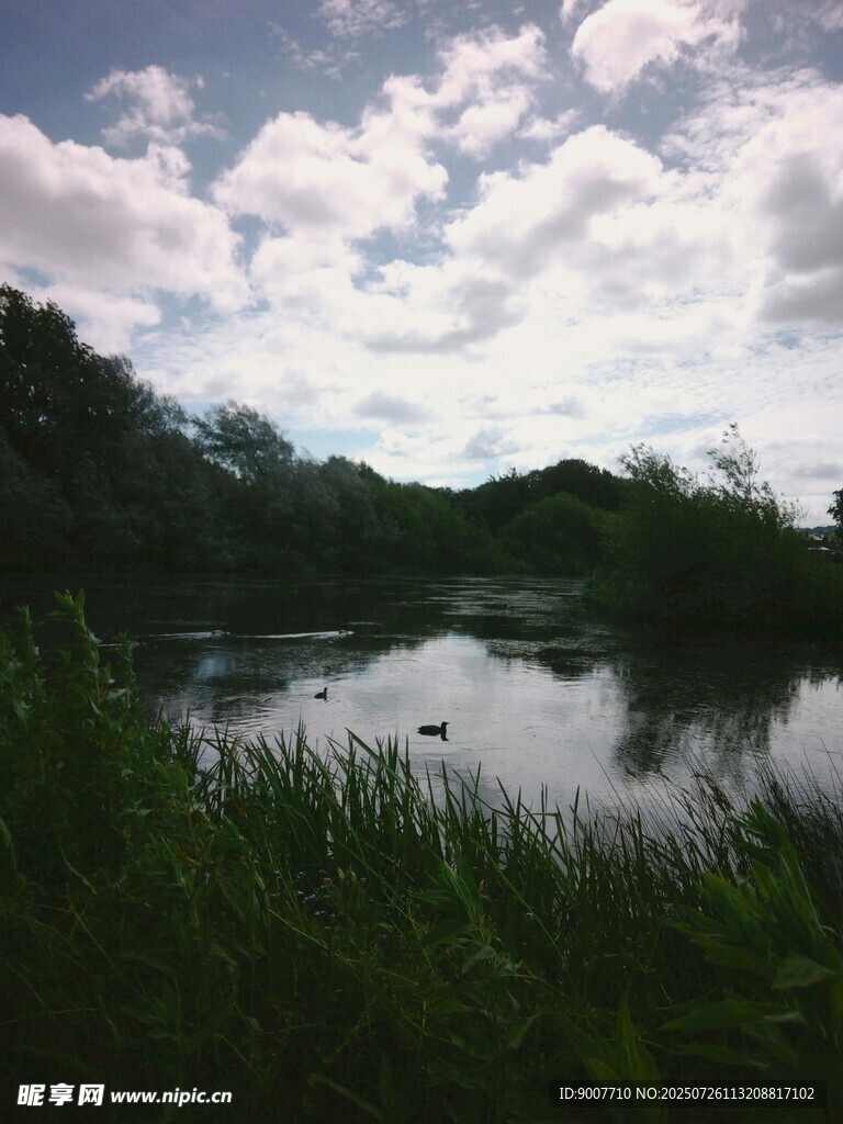 湖畔风光 云影倒映