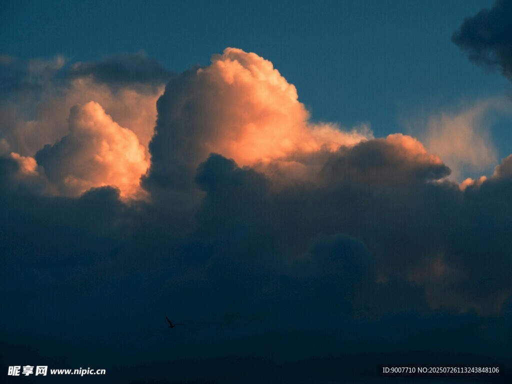 夕阳下的壮丽云朵景观