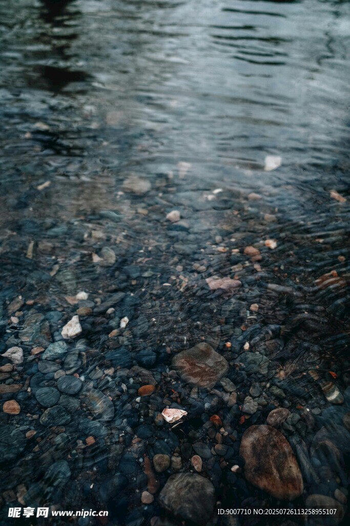 水边碎石景象