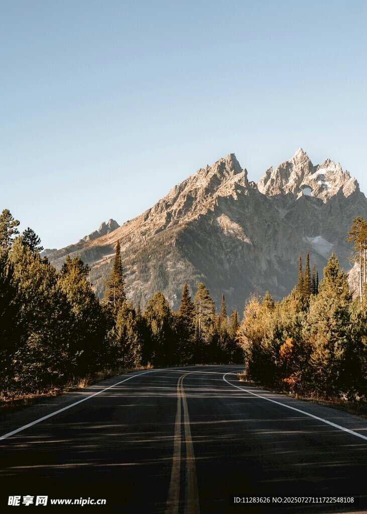 公路尽头的壮丽山景