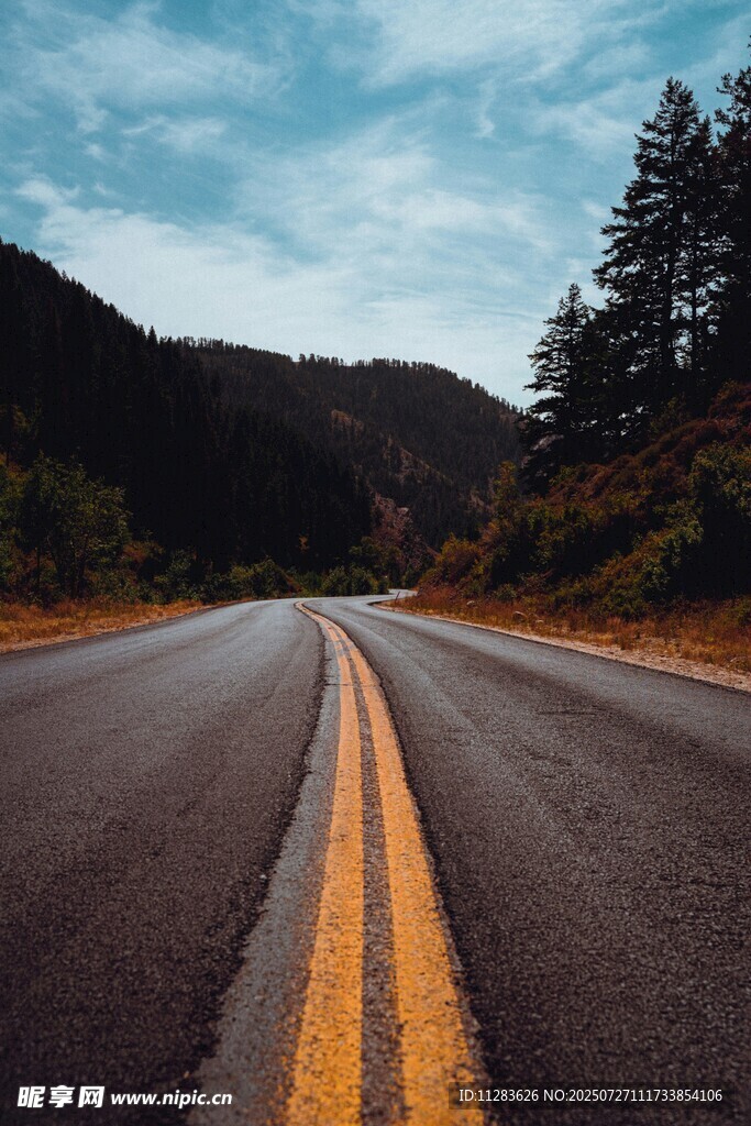 蜿蜒公路伸向远方