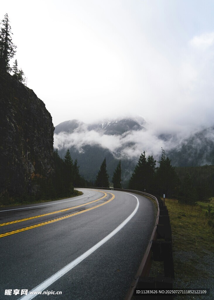 蜿蜒公路穿梭山林美景