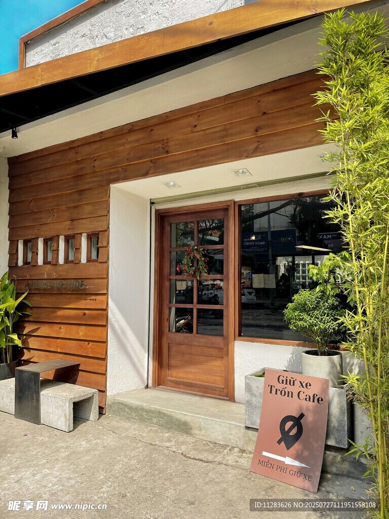木质风格温馨小店外观