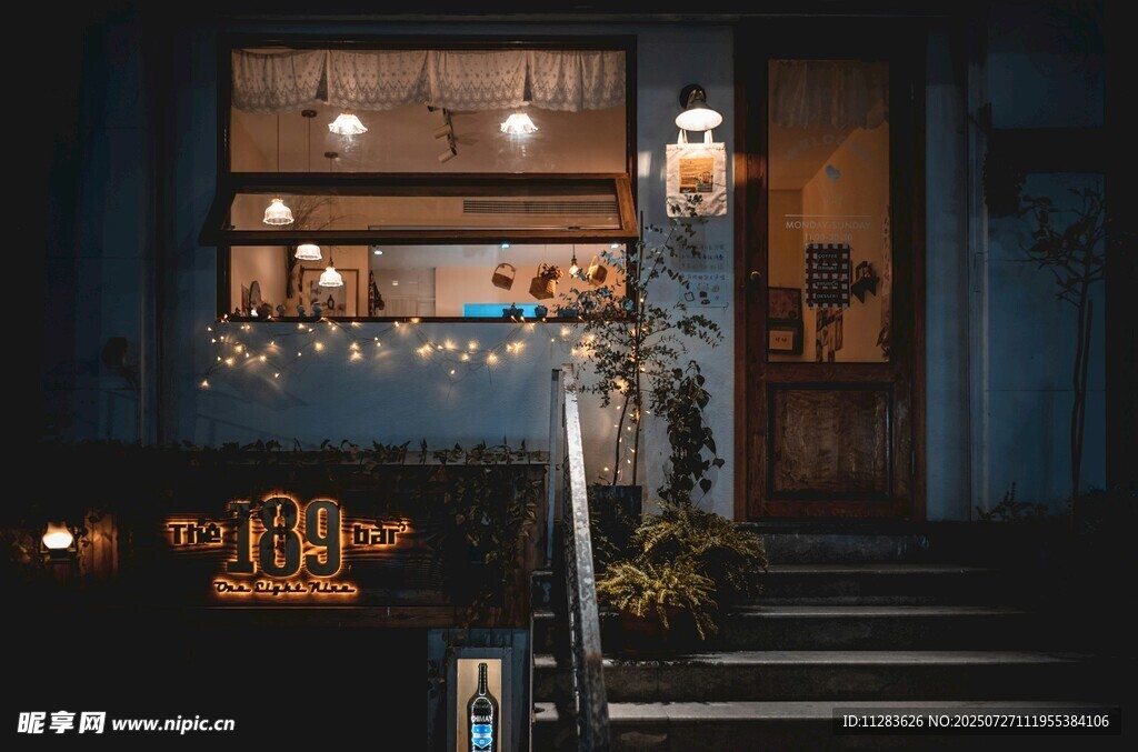温馨灯光下的小店夜景