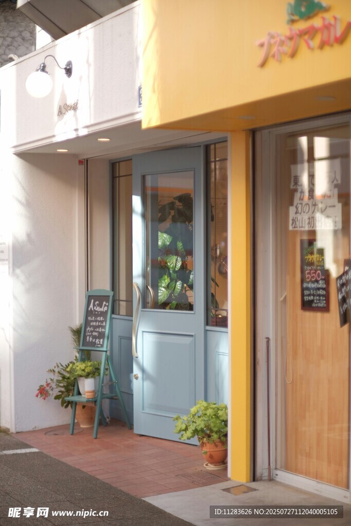 温馨街边小店外观