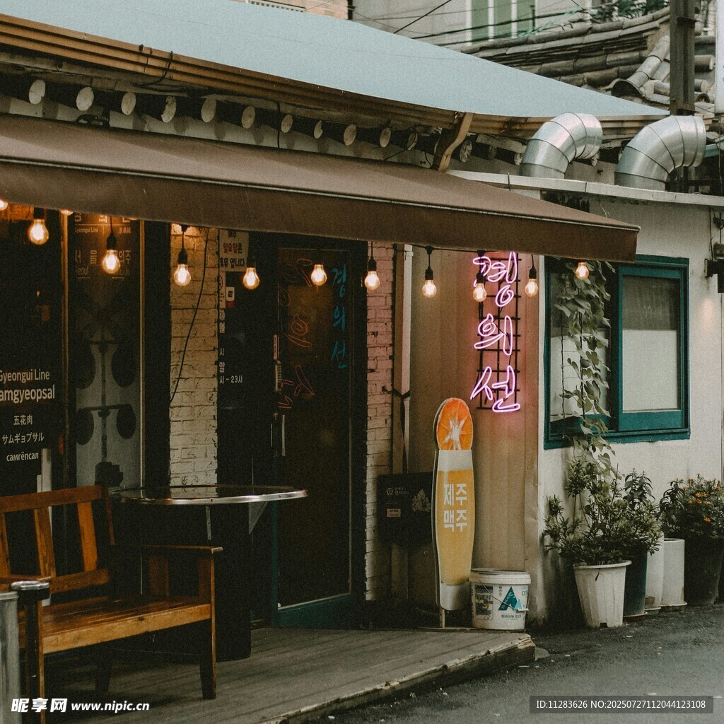 温馨街边小店外观