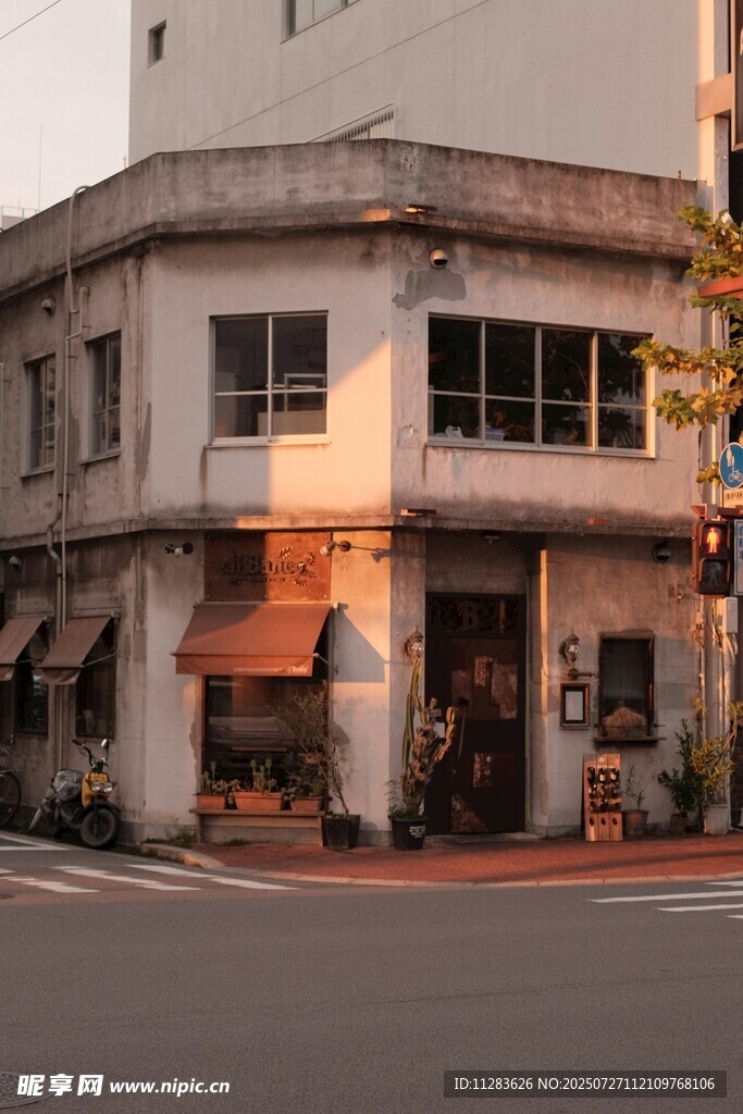 街角复古建筑外观
