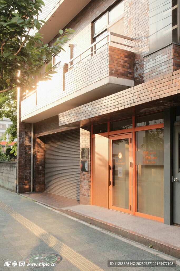 现代风格临街两层建筑