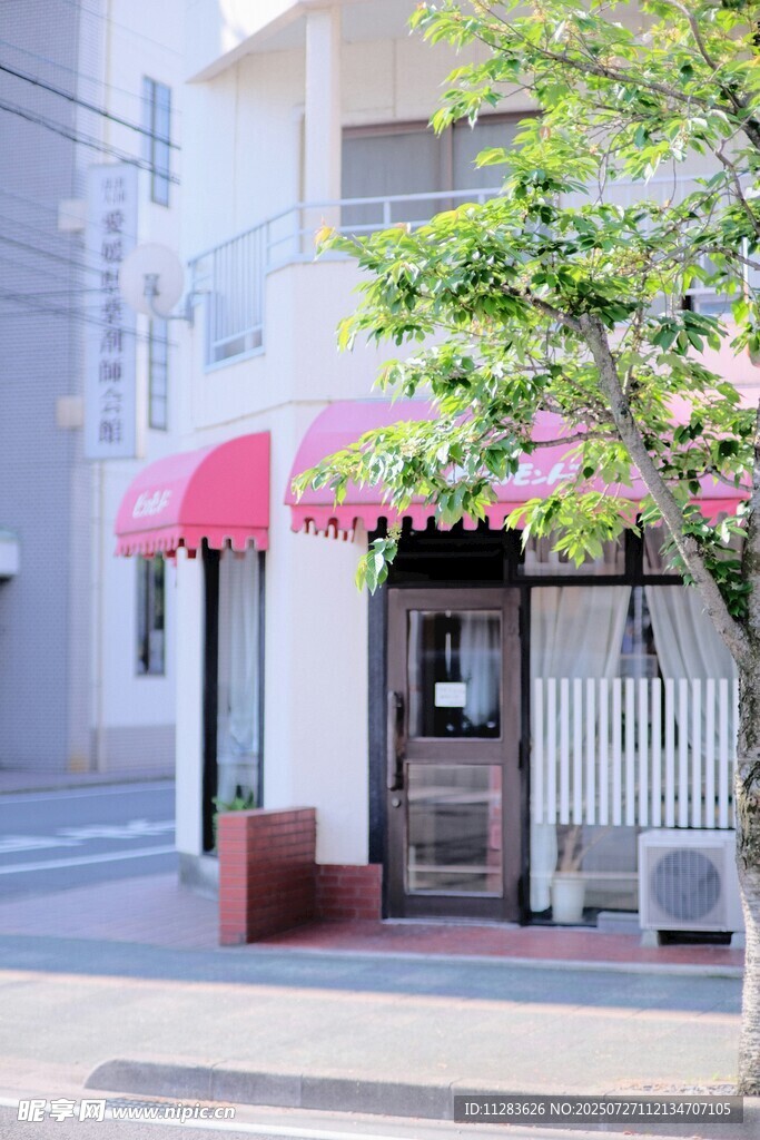 街边精致小店外观