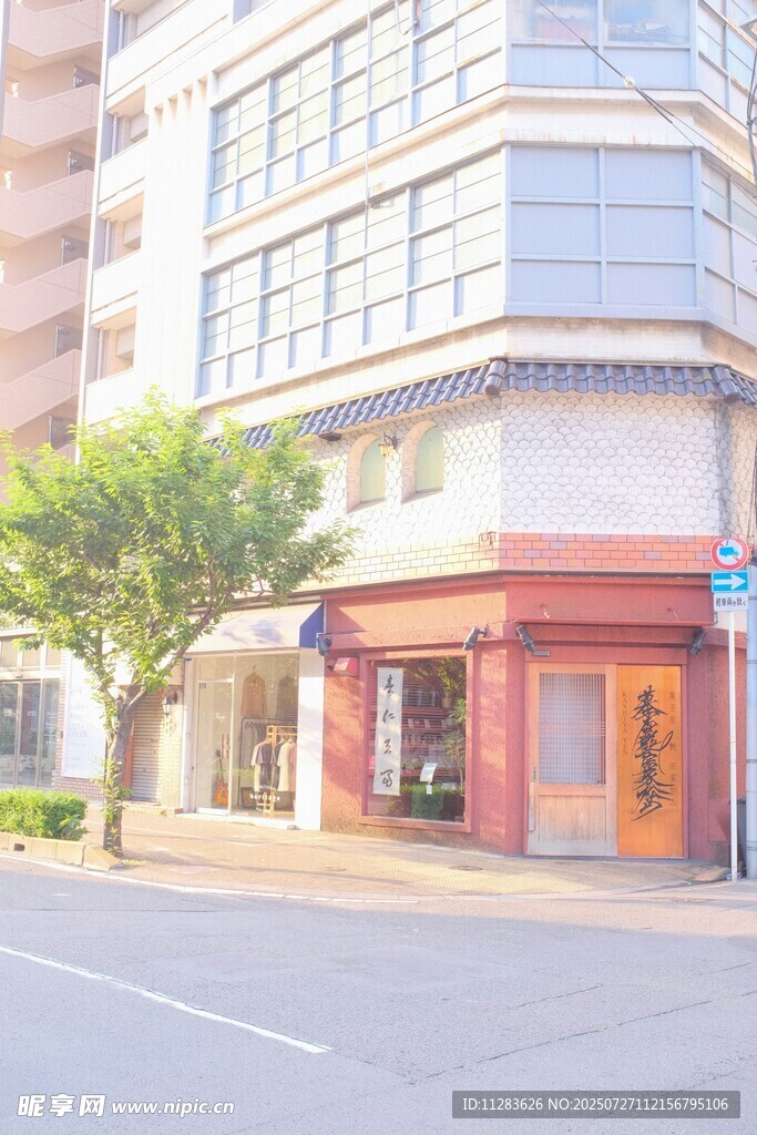 街边多彩商铺建筑外观