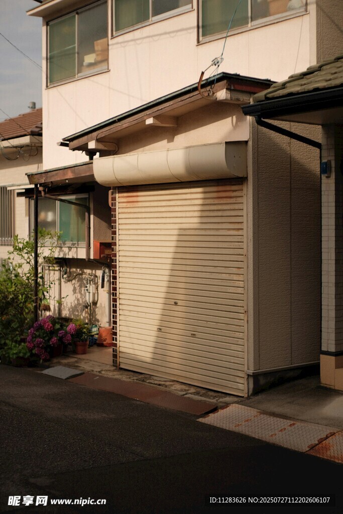 住宅旁的小型车库