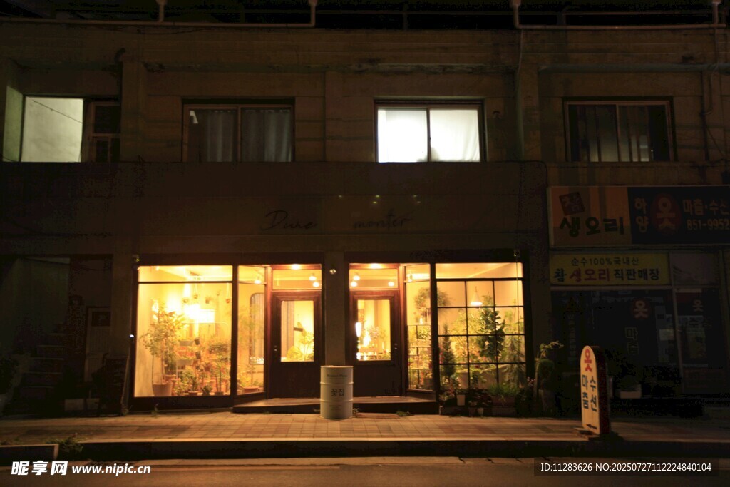 夜晚亮灯的建筑入口