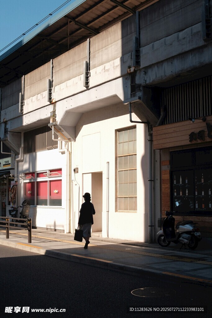 街道旁的行人与老旧建筑