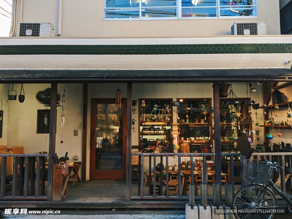 温馨街边小店外观