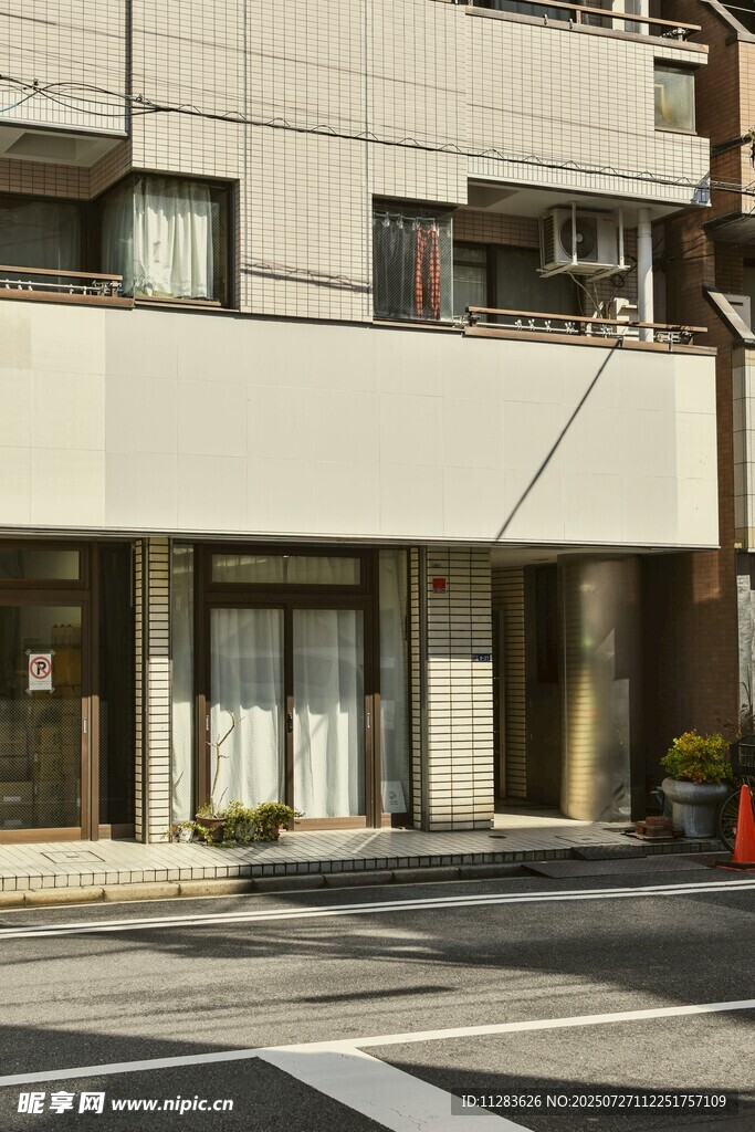 街道旁的日式建筑外观