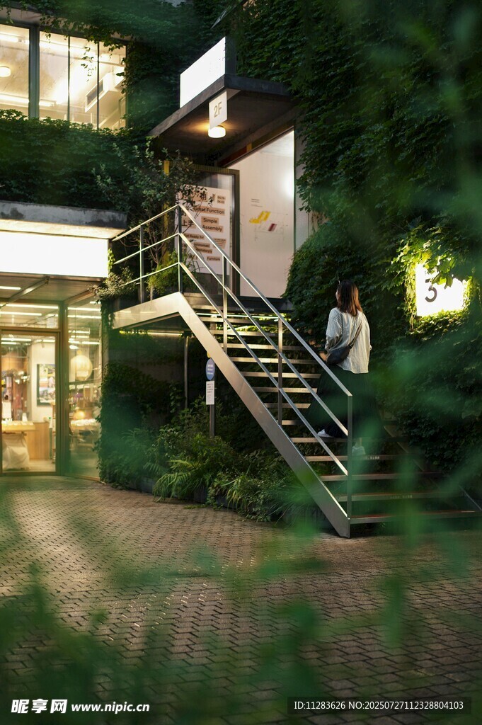 现代住宅户外楼梯夜景