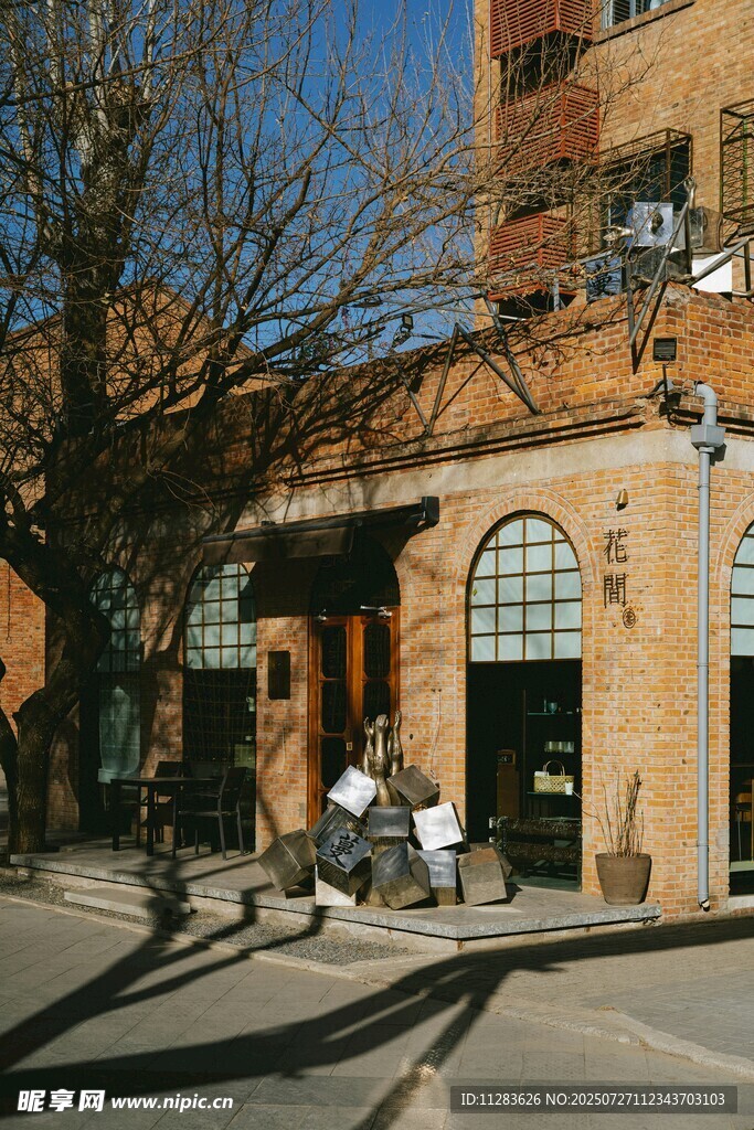街边复古风格的建筑店铺