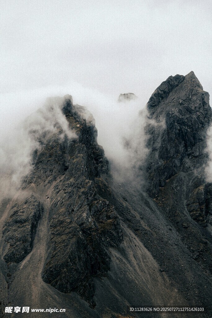 云雾缭绕的巍峨山峰