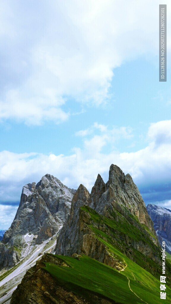 壮丽山峰与蓝天美景