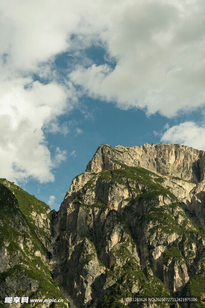 巍峨高山与蓝天白云美景