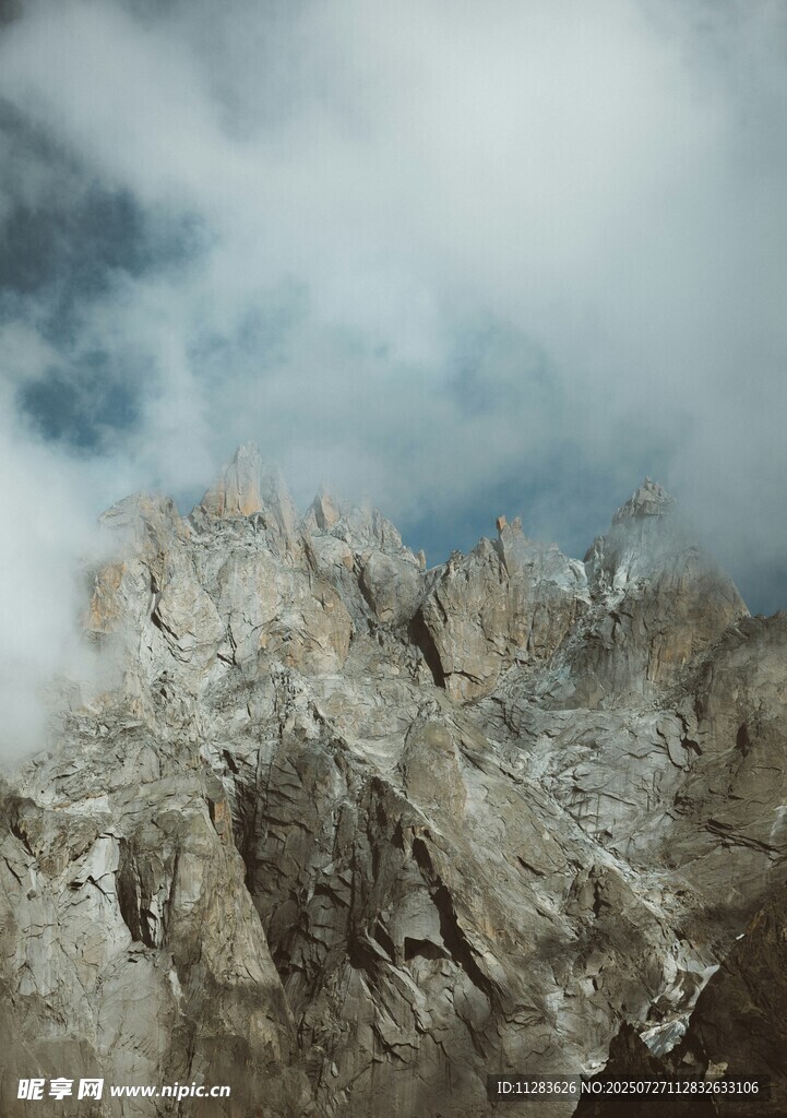 巍峨山峰与天际白云