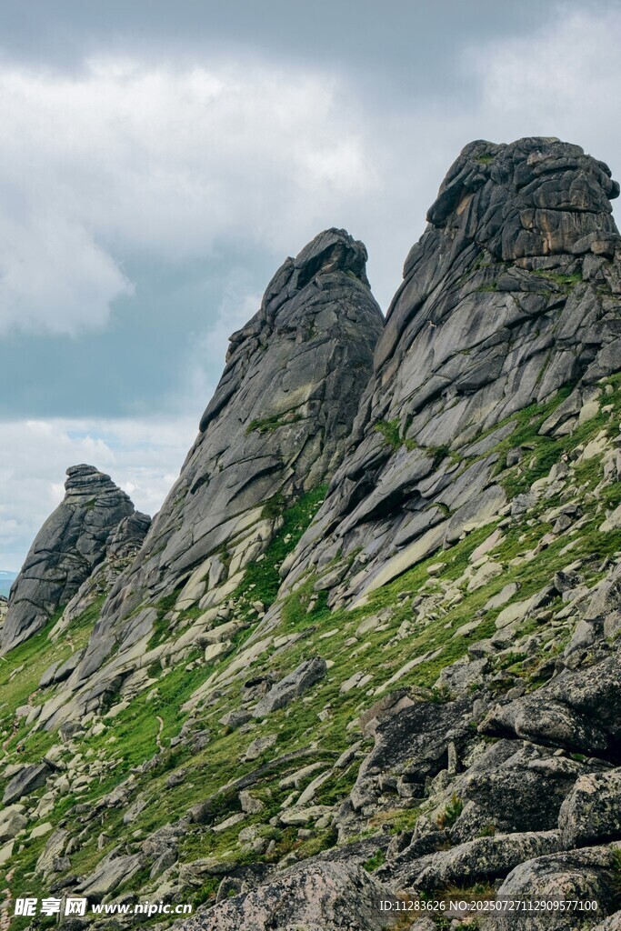 巍峨嶙峋的高山景观