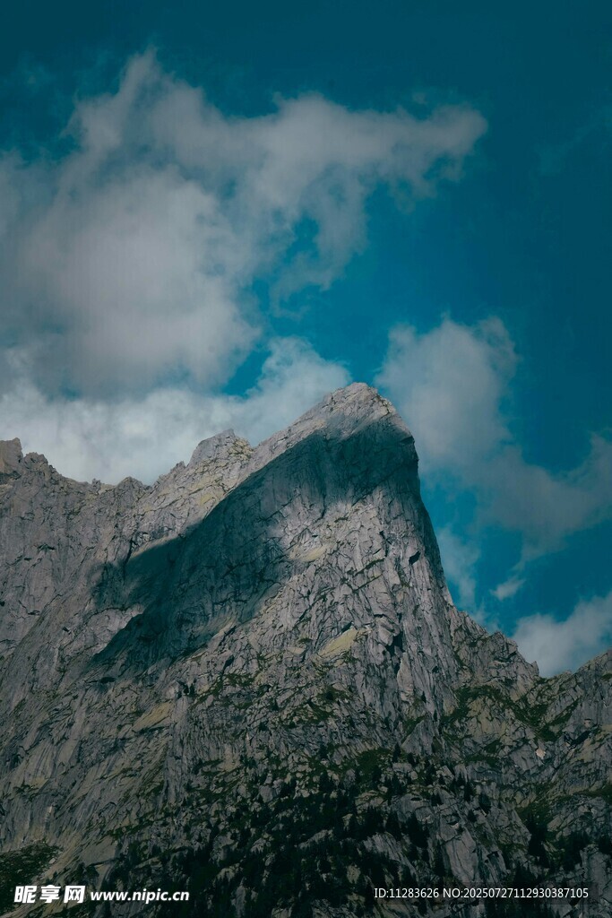 巍峨高山与蓝天云朵
