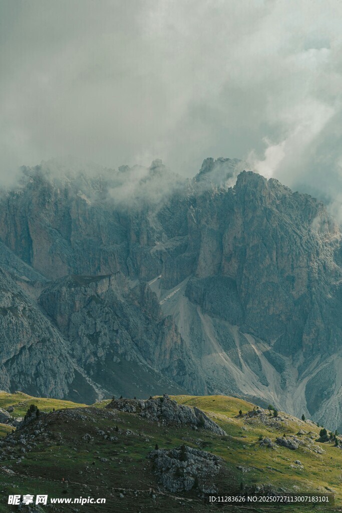 云雾缭绕的壮丽山景