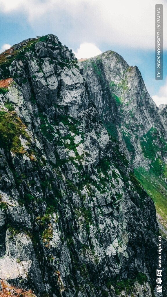 巍峨峻峭的壮丽山峰