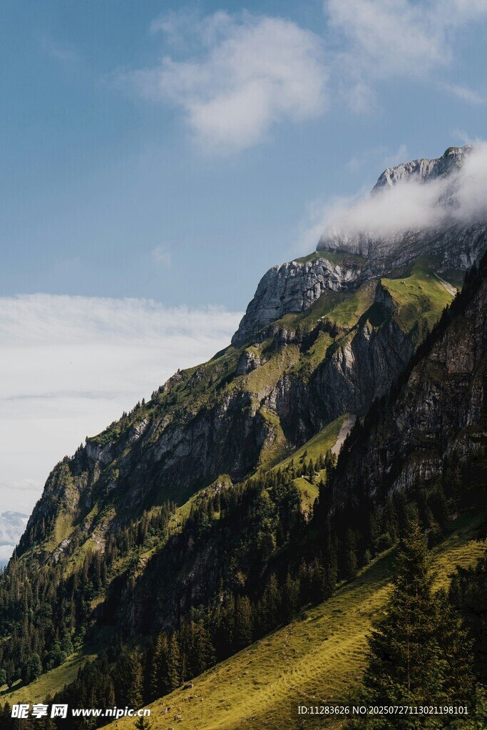 壮丽山峦与云雾美景