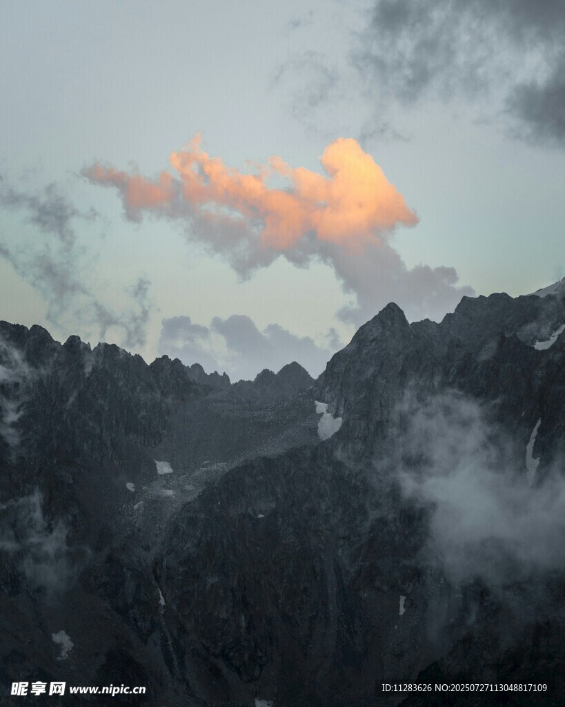 山间彩云绕峰景如画