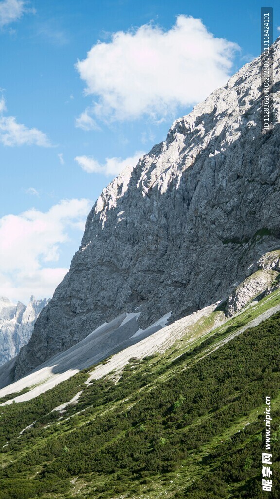 巍峨高山