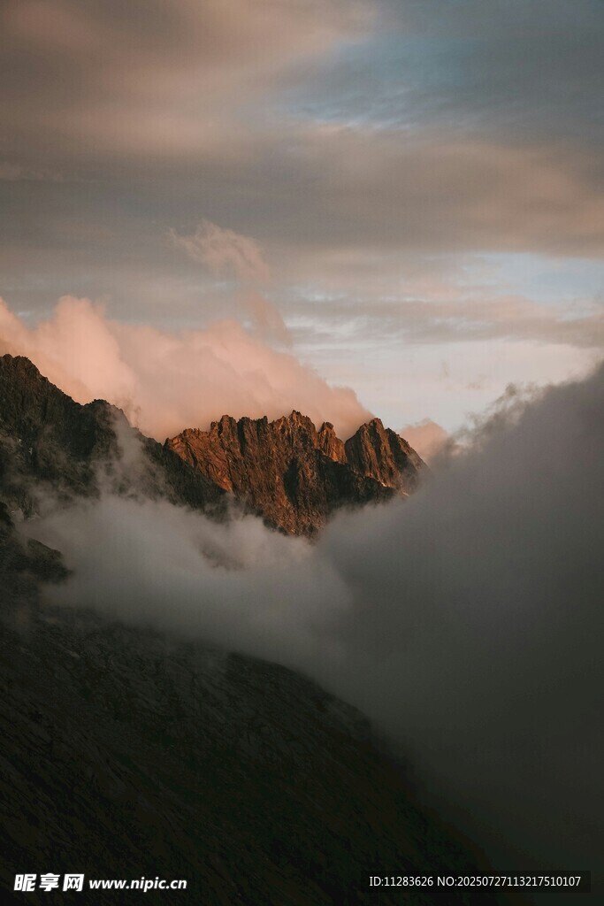 云雾缭绕中的壮丽山景
