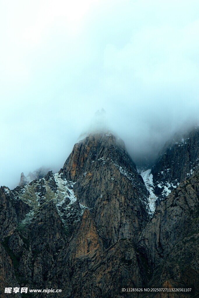 云雾缭绕的巍峨山峰