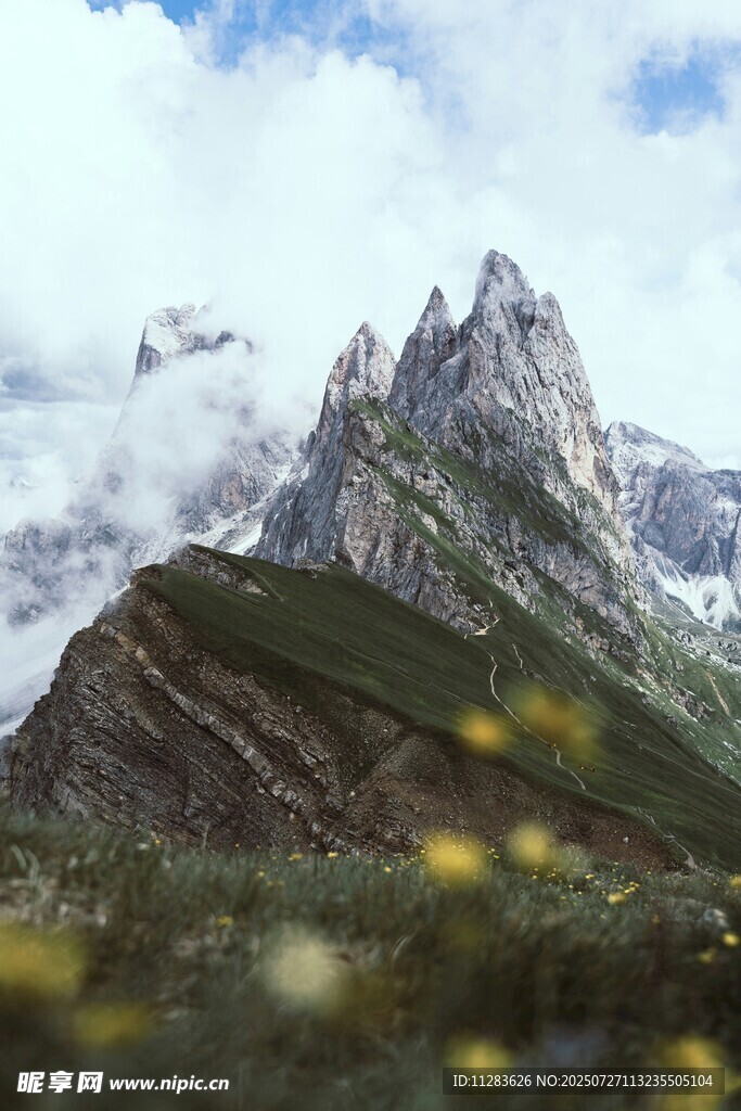 巍峨雪山下的壮美自然景观