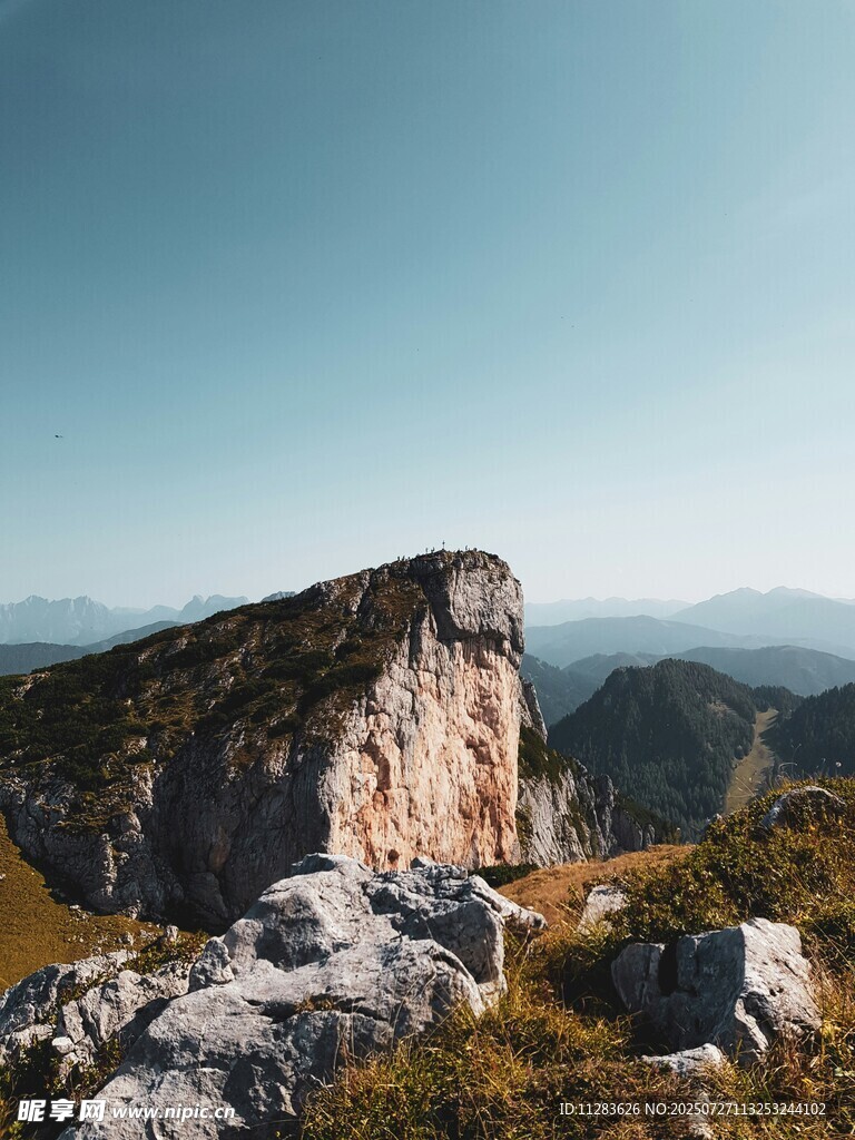 悬崖边壮丽山景