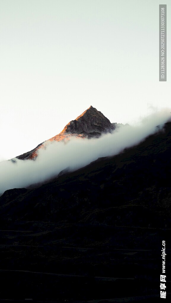 云雾缭绕的山峰