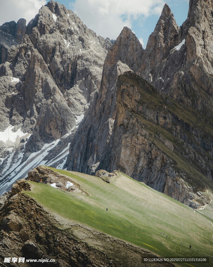 高山草甸间的壮丽山峰