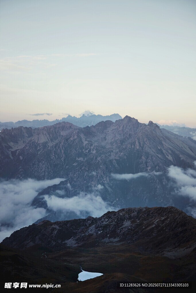 高山云海壮丽景观