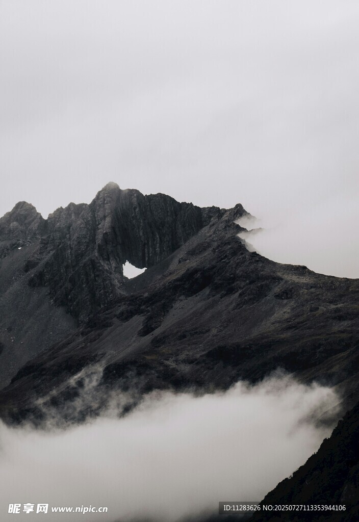 云雾缭绕的巍峨山峰