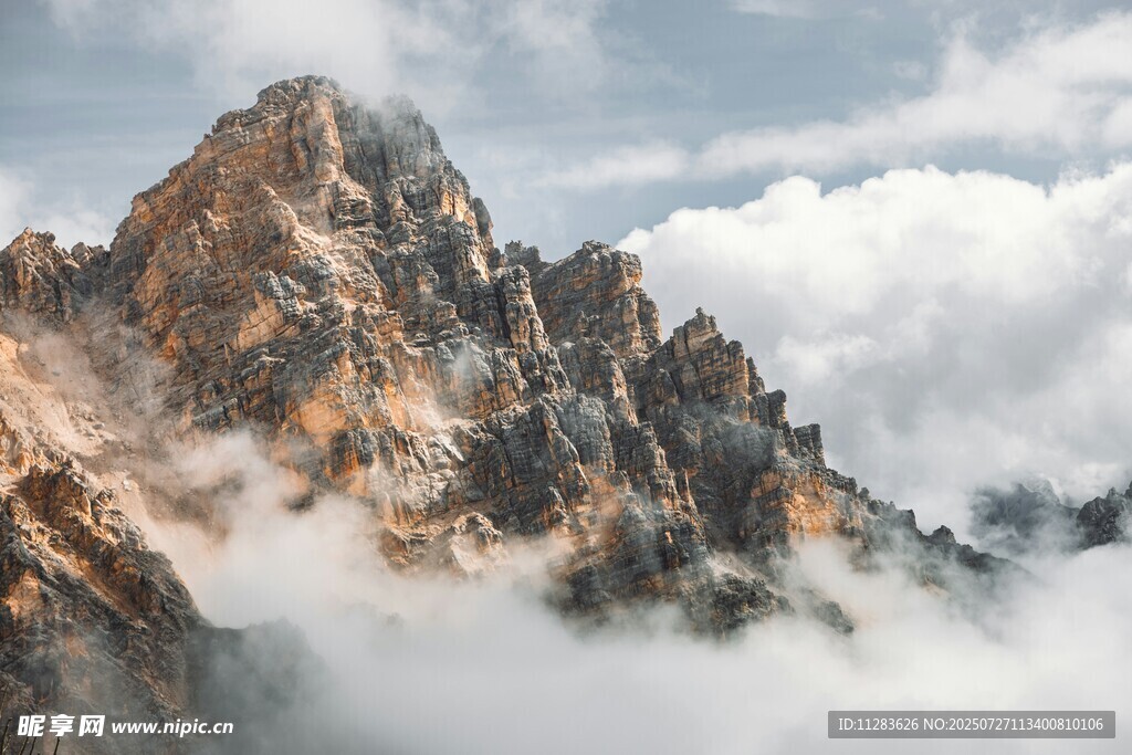 云雾缭绕的壮丽山峰