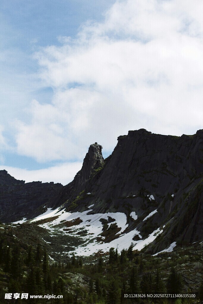 雪山峻岭间的壮美风光
