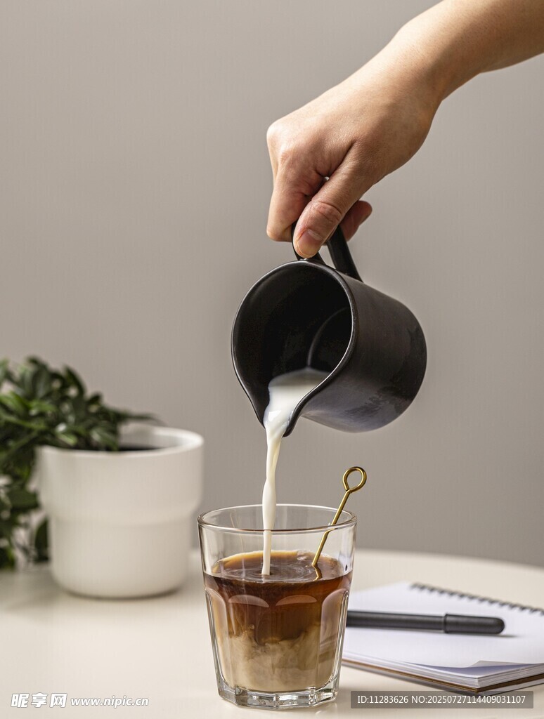手冲咖啡倒入玻璃杯