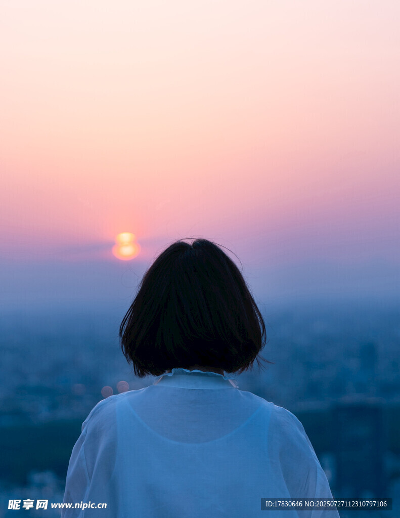 女孩眺望日落城市风景