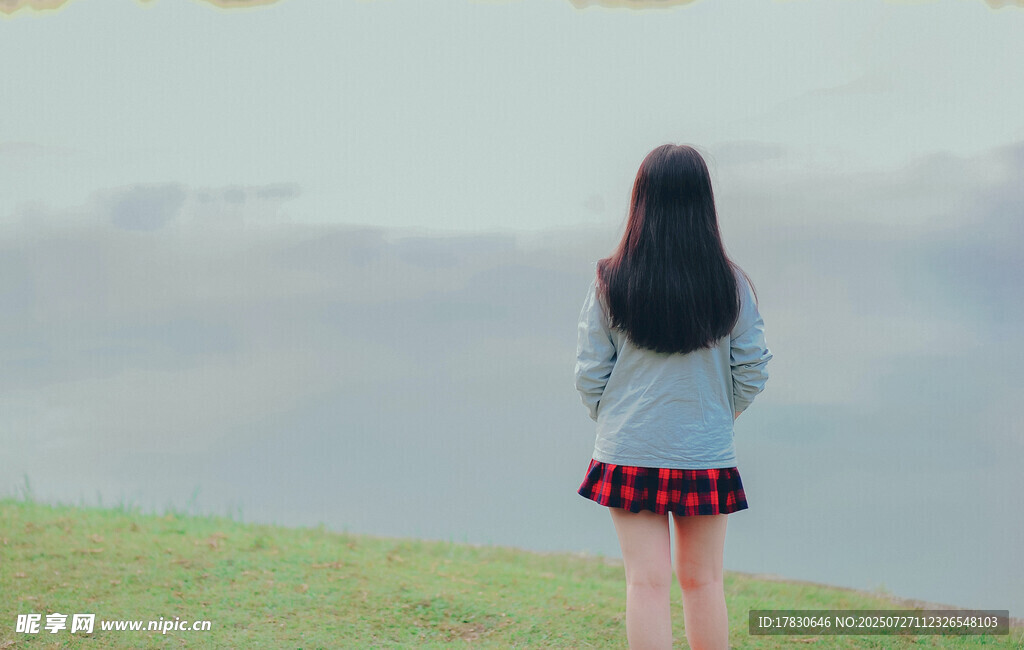 少女背对镜头望远方