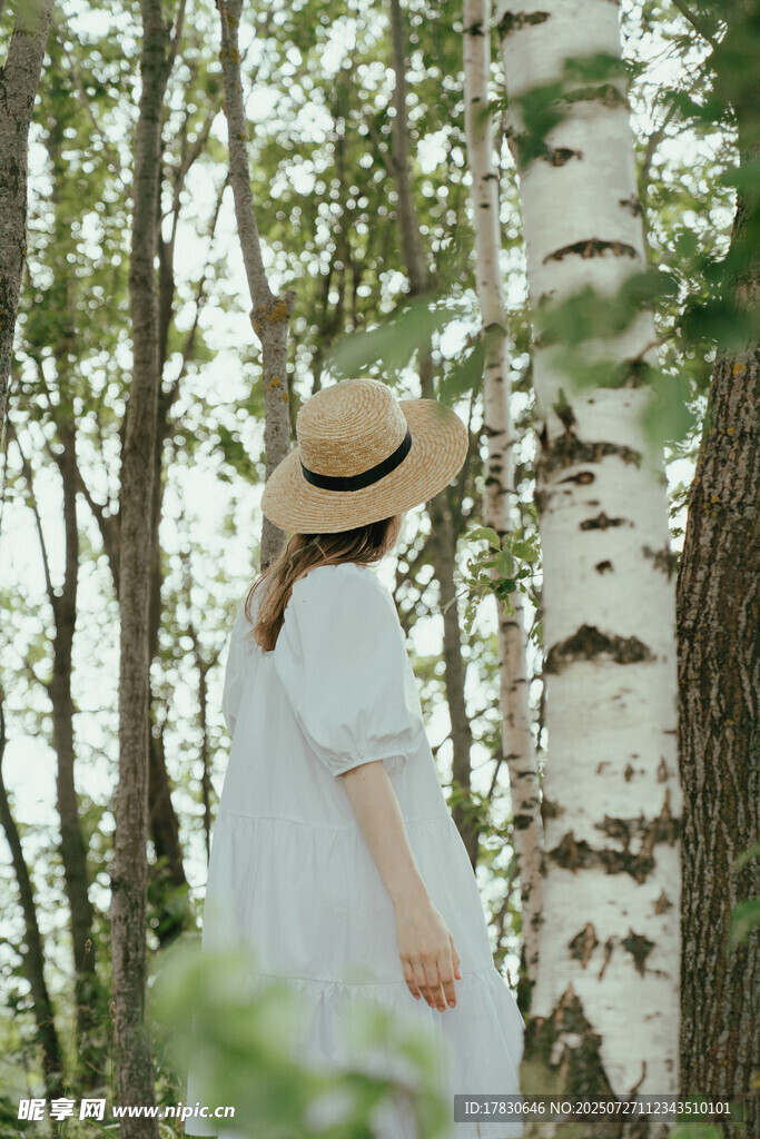 林间白衣女子漫步