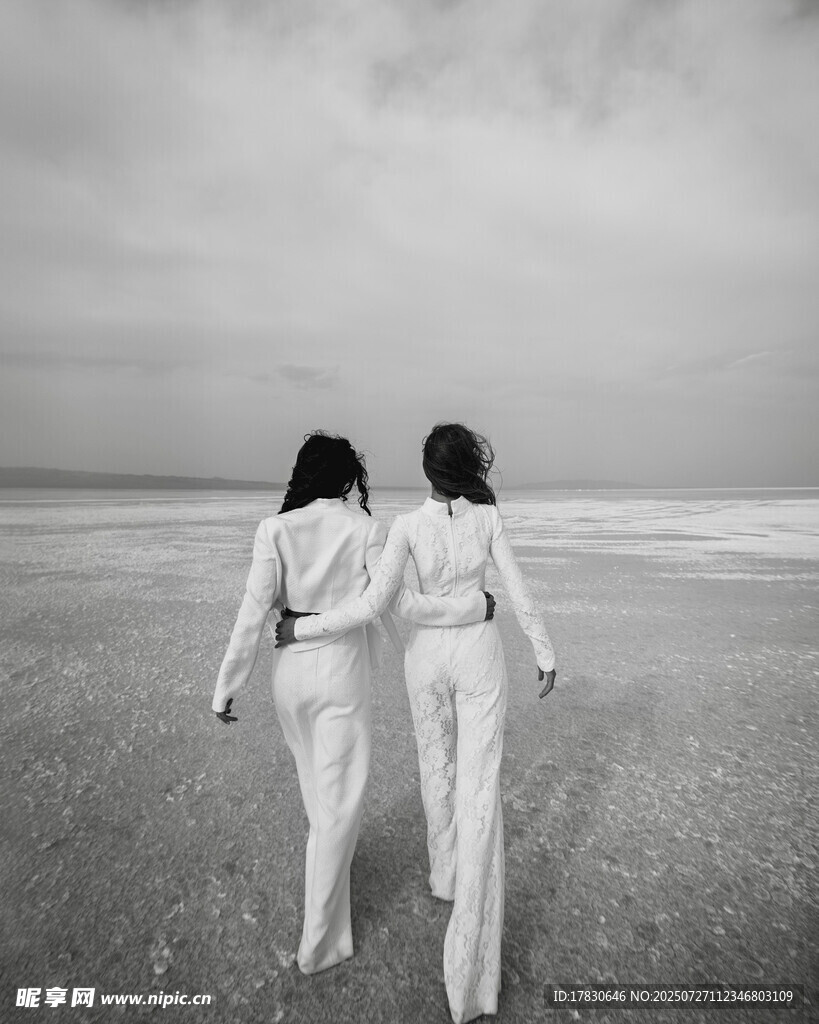 海边漫步的两位白衣女子