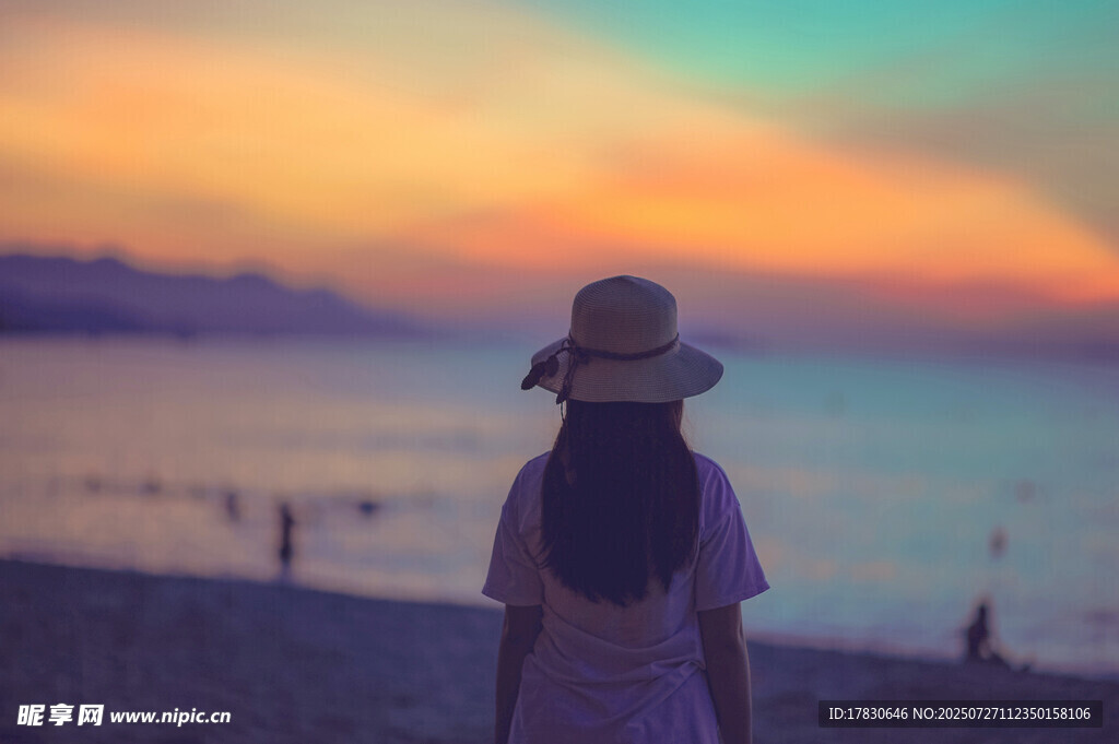 女孩海边赏绚丽日落