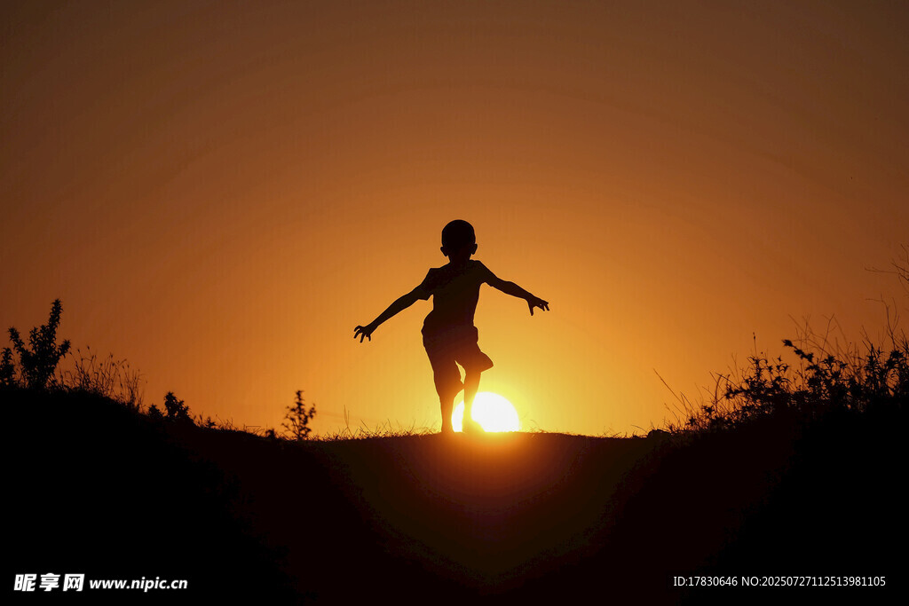 夕阳下奔跑的少年